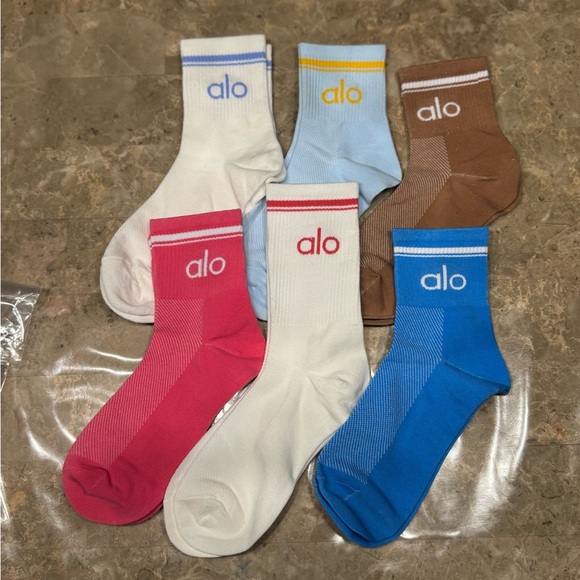 New Women’s Alo Socks
New with tags in its packaging
6 pairs
Fits sizes 6-11 - Picture 2 of 4